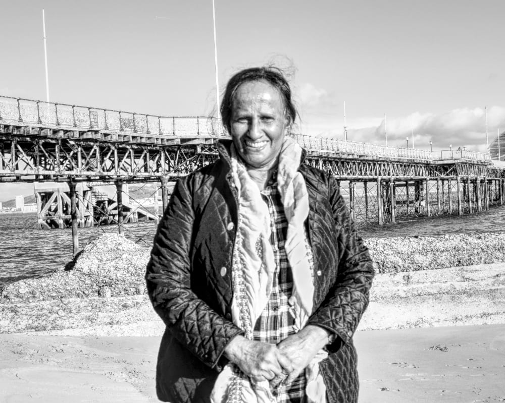 Susithā Rajapaksha smiling by the sea